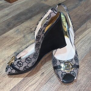 Michael Kors Logo Pattern Slingback Wedge Sandal Peep Toe Shoes Size 8.5 Woman’s